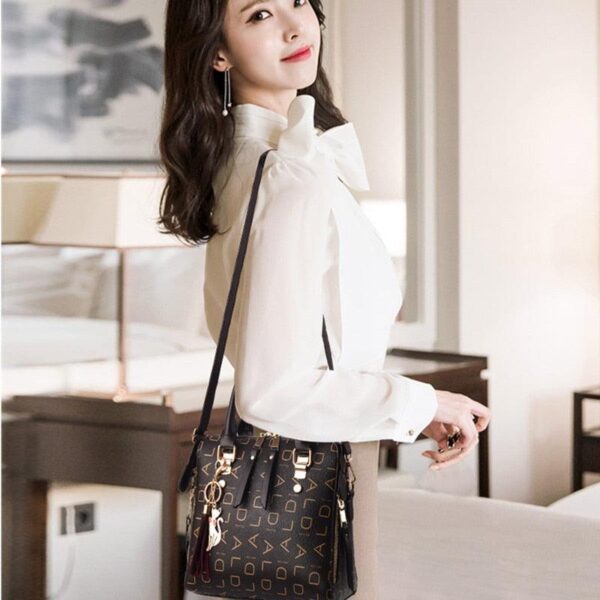 Bolsa Feminina em Couro Genuino - Pure Luxury by Lina + Chaveiro de Brinde - Imagem 10