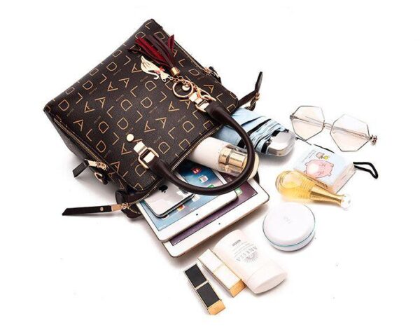 Bolsa Feminina em Couro Genuino - Pure Luxury by Lina + Chaveiro de Brinde - Imagem 9