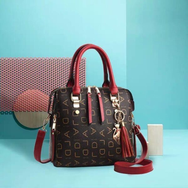 Bolsa Feminina em Couro Genuino - Pure Luxury by Lina + Chaveiro de Brinde - Imagem 2
