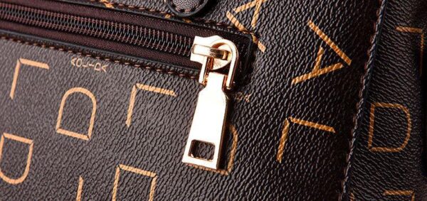 Bolsa Feminina em Couro Genuino - Pure Luxury by Lina + Chaveiro de Brinde - Imagem 16
