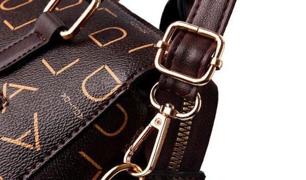 Bolsa Feminina em Couro Genuino - Pure Luxury by Lina + Chaveiro de Brinde - Imagem 17