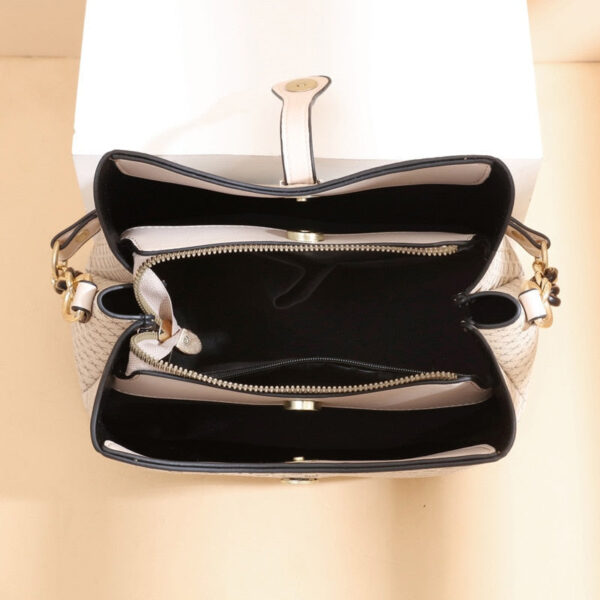Bolsa Feminina em Couro Genuino - Ayla Hernandes - Imagem 3