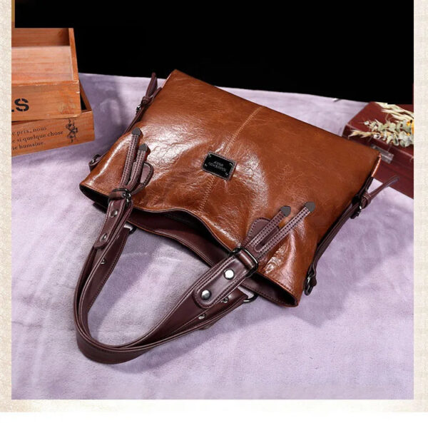 Bolsa Feminina em Couro Genuíno - Isis Gabrielli - Imagem 11